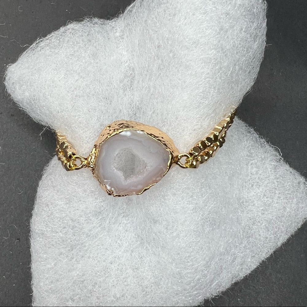 Kinsley Armelle Adjustable Gold and Agate Slice Stone Bracelet